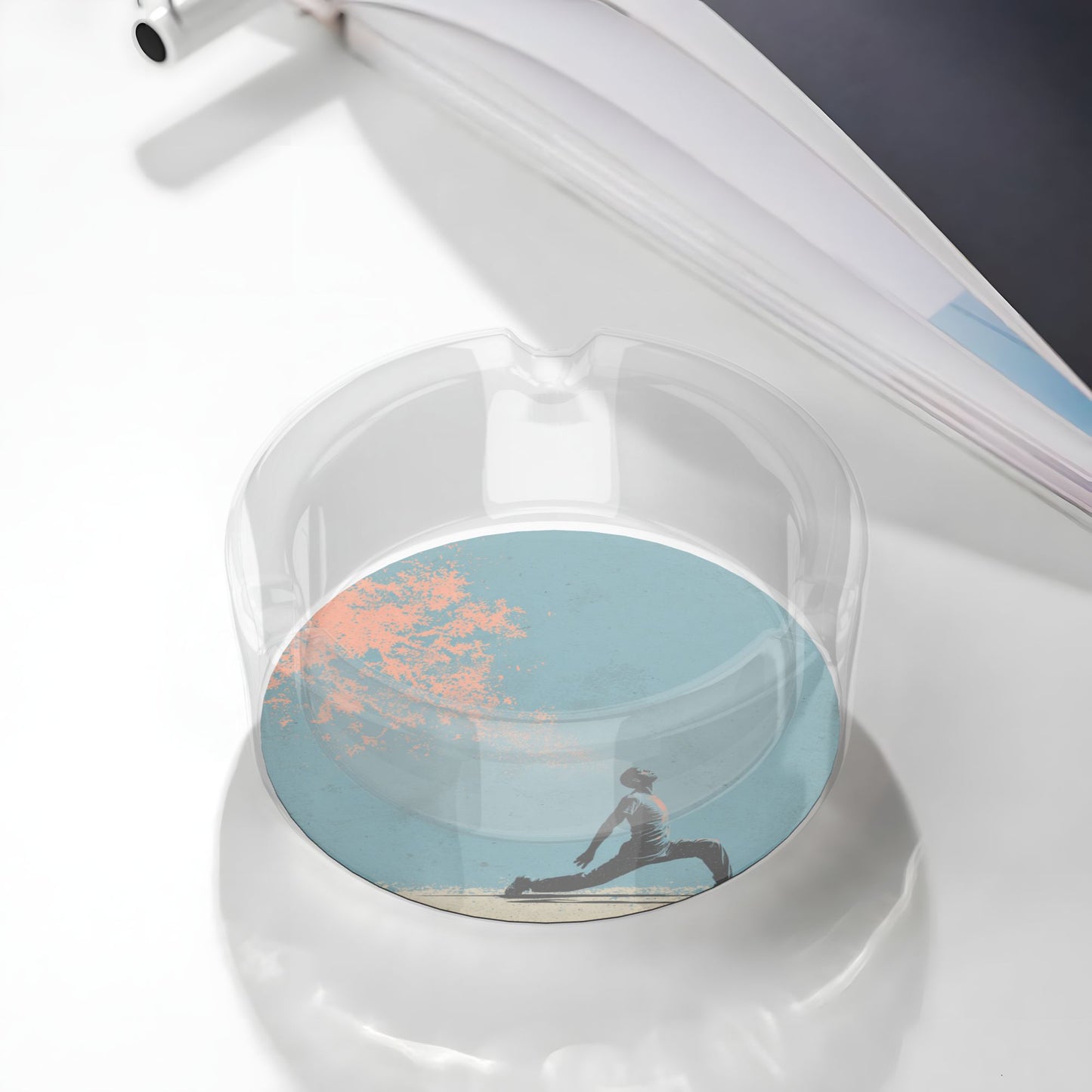 Street-Style Sports Art Glass Ashtray｜Round Clear Glass with HD Illustration｜3-Groove Heat-Resistant Ashtray for Home or Office